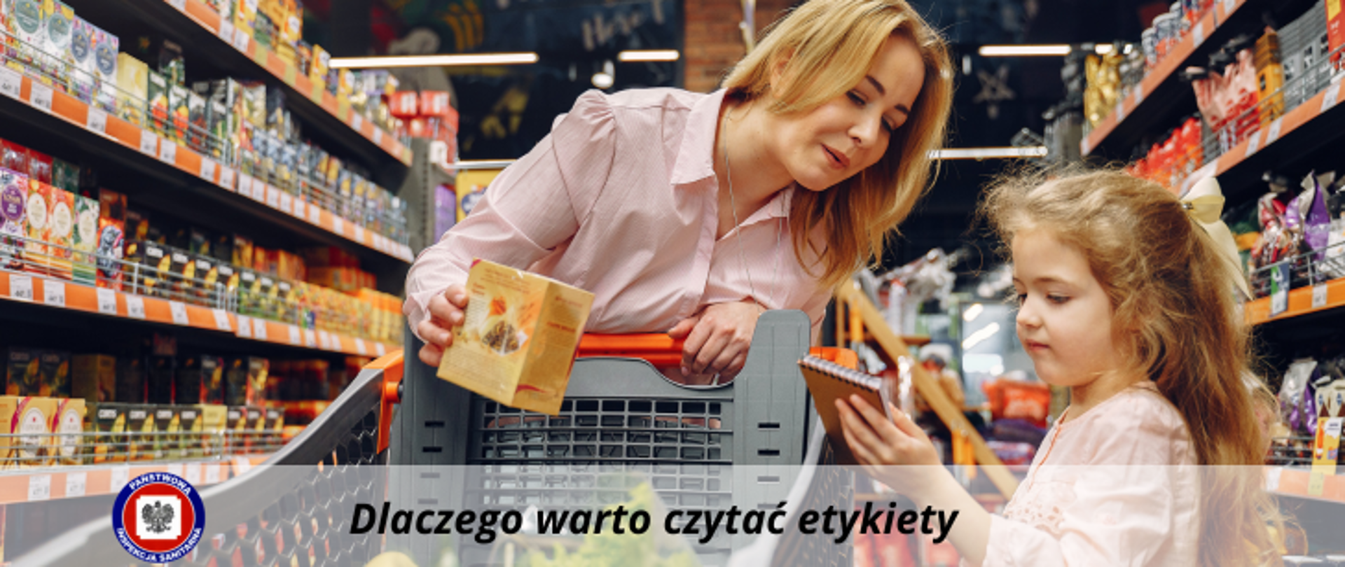 Mama z córką patrzą wspólnie na etykiety podczas zakupów w markecie na tle pełnych półek sklepowych. Poniżej na jasnym półprzezroczystym pasku ciemny napis Dlaczego warto czytać etykiety. Po jego lewej logo Państwowej Inspekcji Sanitarnej.