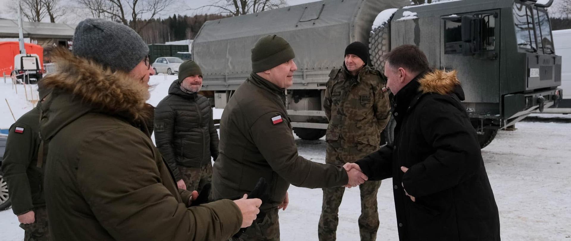 Minister Marcin Kierwiński na terenach po powodziowych.