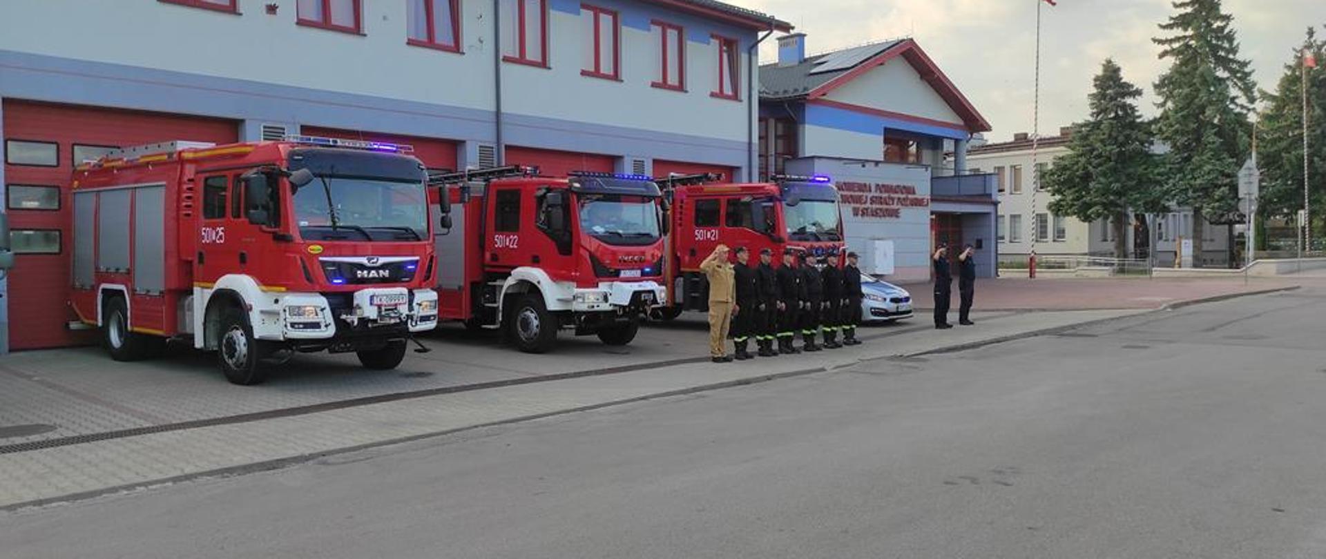 Oddanie hołdu zmarłym strażakom.