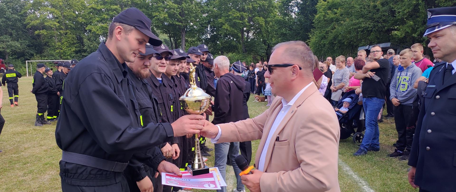 Jednostka OSP Jakimowice otrzymuje puchar za zajęcie 1 miejsca z rąk burmistrza miasta i gminy Radoszyce