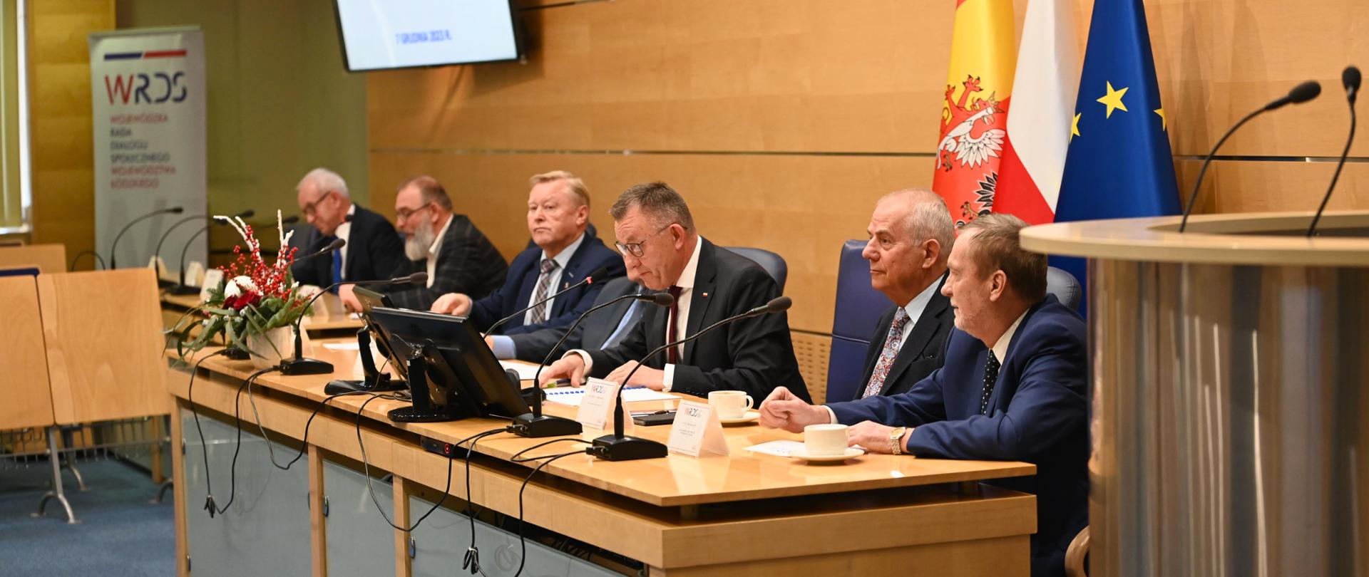 Posiedzenie plenarne Wojewódzkiej Rady Dialogu Społecznego w Sali Obrad Sejmiku Województwa Łódzkiego. 