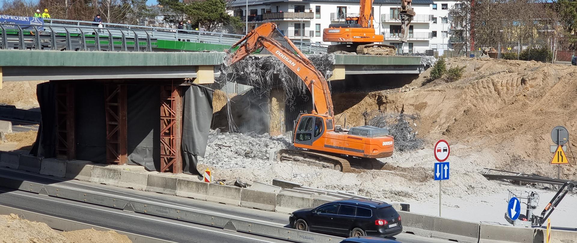 Na zdjęciu widać zwężone jezdnie Obwodnicy Trójmiasta i budowę nowej drogi S6, Na drugim planie dwie maszyny dokonują rozbiórki wiaduktu Lipowa.