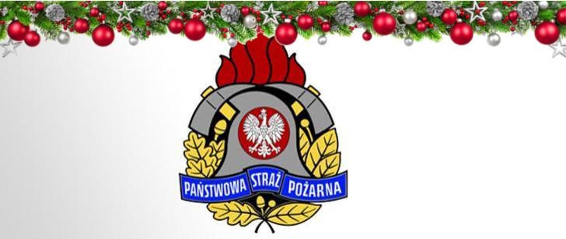Logo Państwowej Straży Pożarnej udekorowane na górze w ozdoby świąteczne