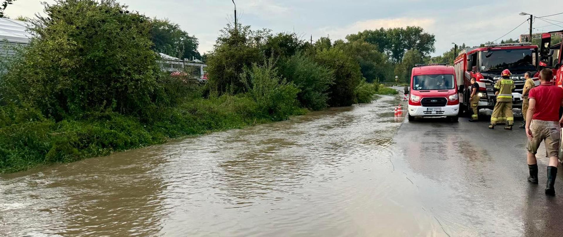 N zdjęciu widać zalana ulice w miejscowości Komorów po wystąpieniu z brzegu rz.Cicha