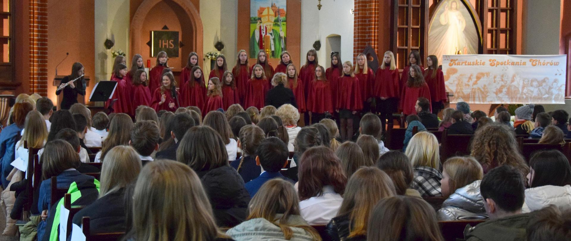 chór szkoły muzycznej i słuchacze