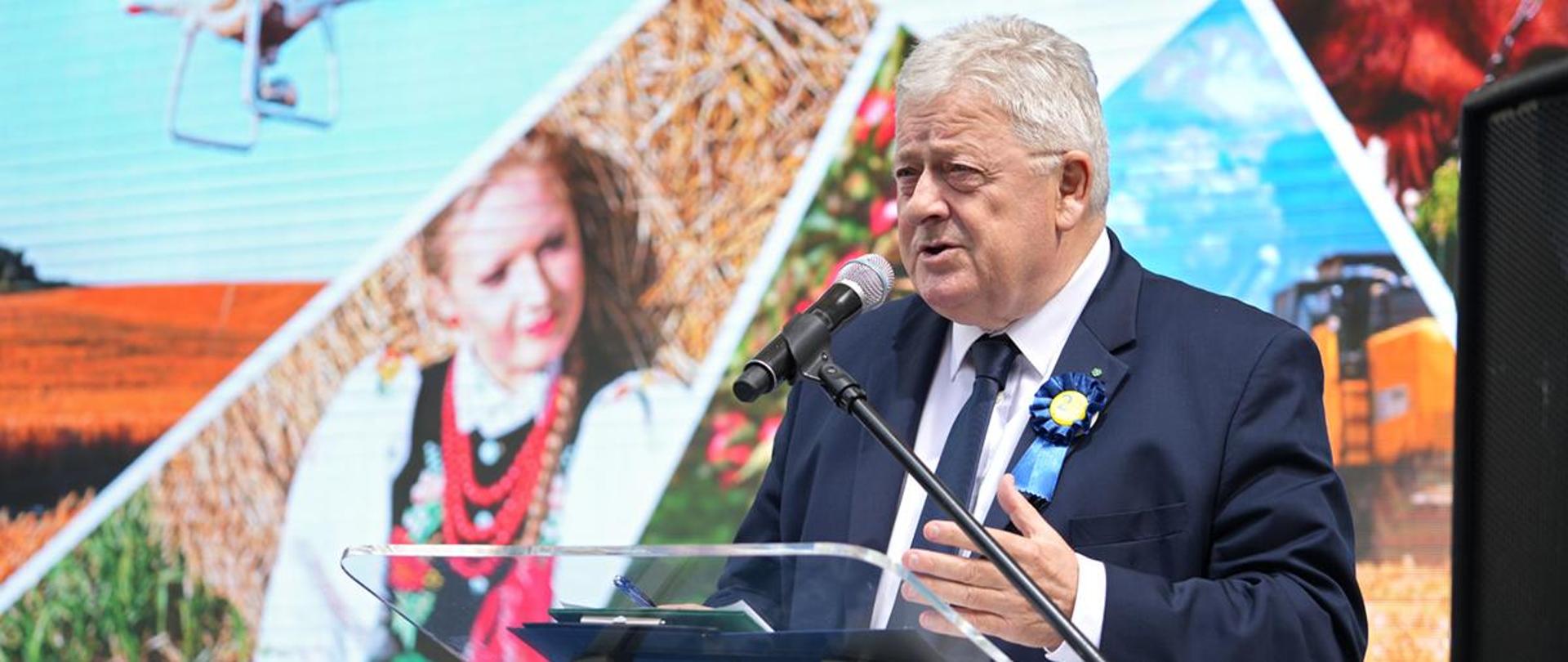 minister rolnictwa i rozwoju wsi Czesław Siekierski przemawiający przy mównicy