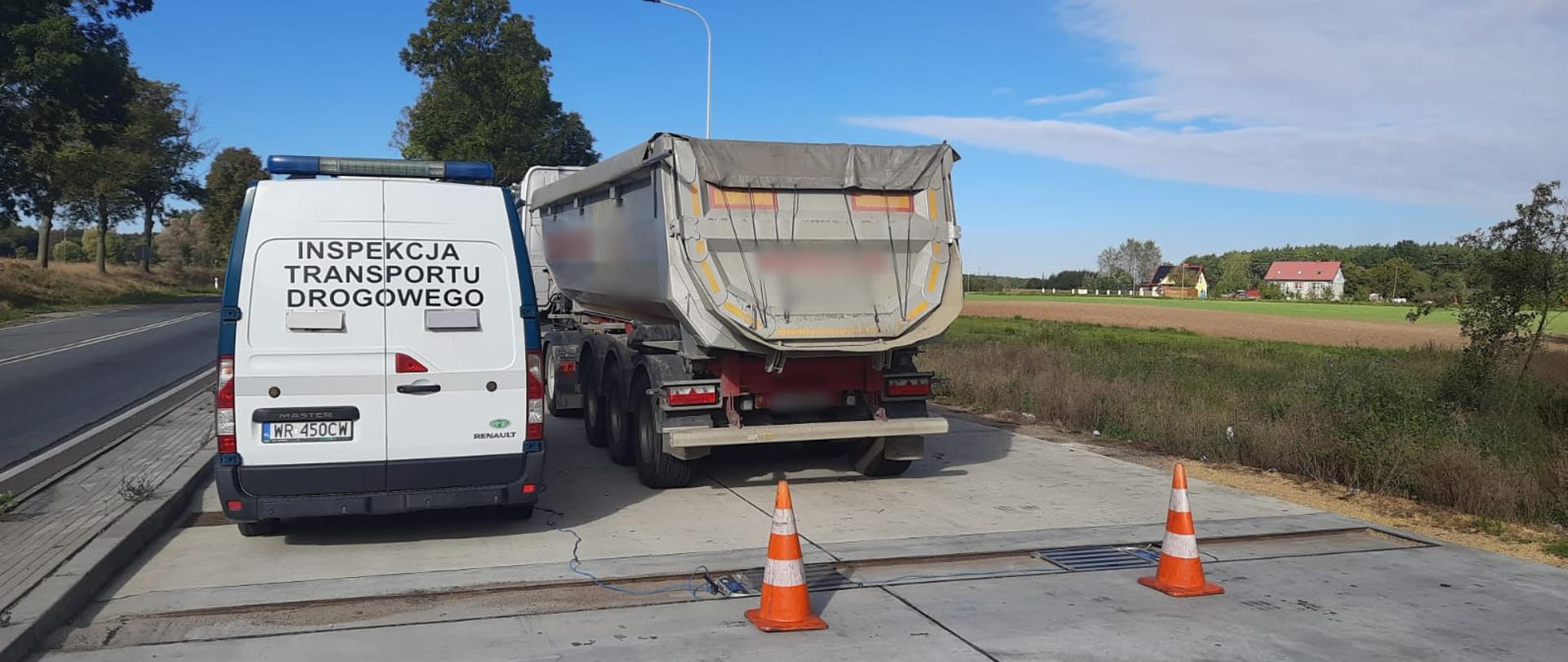 Zatrzymana ciężarówka oraz radiowóz ITD