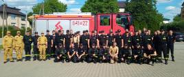 44 druhów OSP ukończyło szkolenie kierowcy-konserwatora sprzętu ratowniczego 16.06.2024 - wspólne zdjęcie przed samochodem strażackim