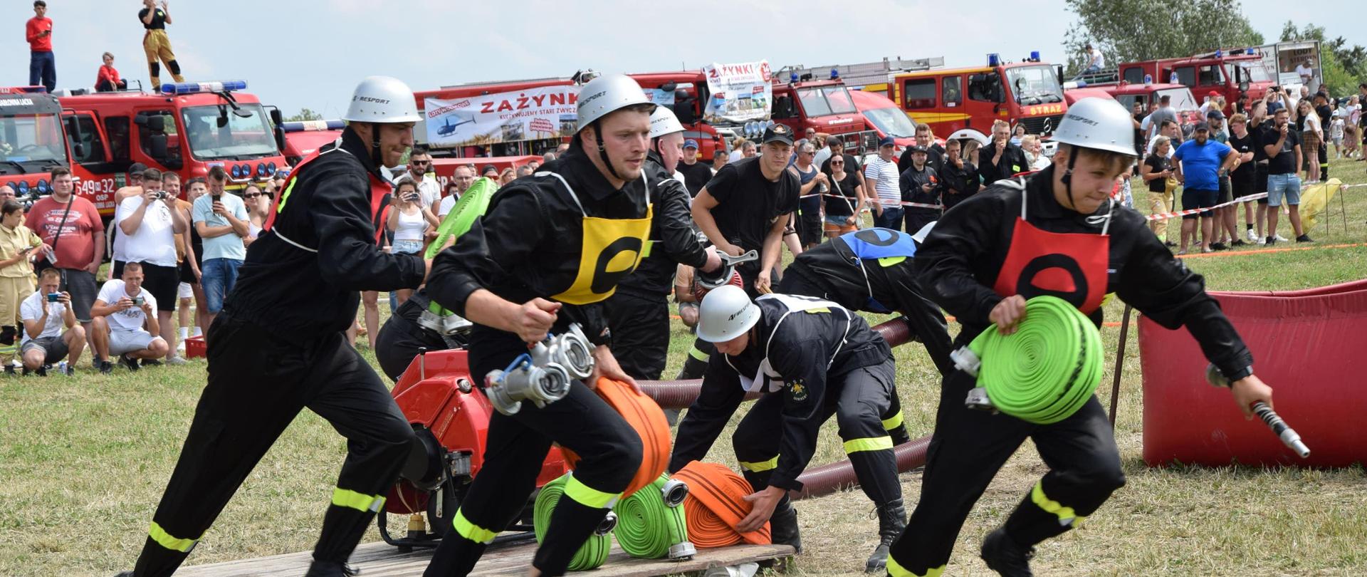 Zawody Sportowo – Pożarnicze jednostek OSP z terenu gminy Jabłonna Lacka 07.07.2024 - strażacy biegną podczas ćwiczenia bojowego