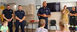 Policjanci oraz strażacy prowadzą pogadankę z młodzieżą na temat bezpiecznych wakacji