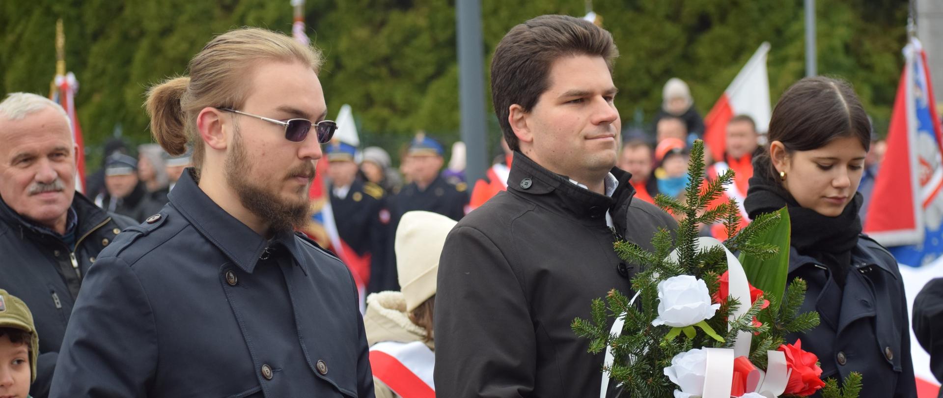 reprezentacja naszej szkoły z wieńcem składanym podczas uroczystości z okazji Święta Niepodległości pod pomnikiem wolności w Mielcu