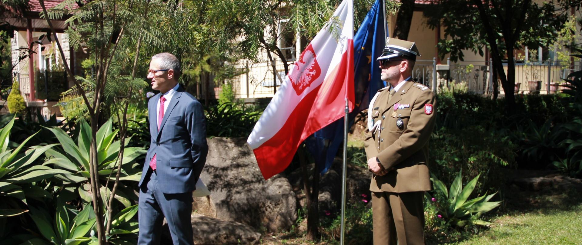 Ambasador Przemysław Bobak w towarzystwie attache obrony płk Cezarego Klukowskiego wita Polaków, przybyłych na uroczystość rocznicy Święta Niepodległości