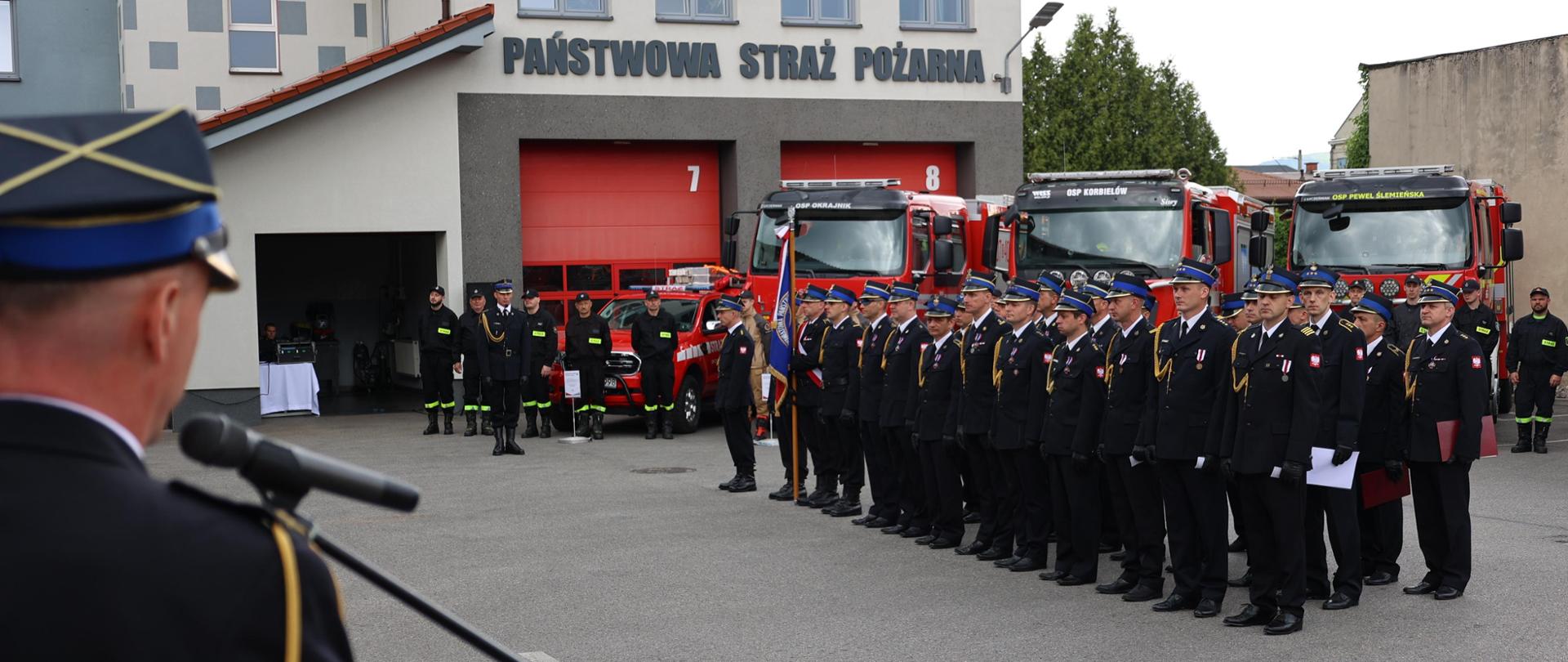 Wręczenie odznaczeń i awansów wyróżnionym strażakom 