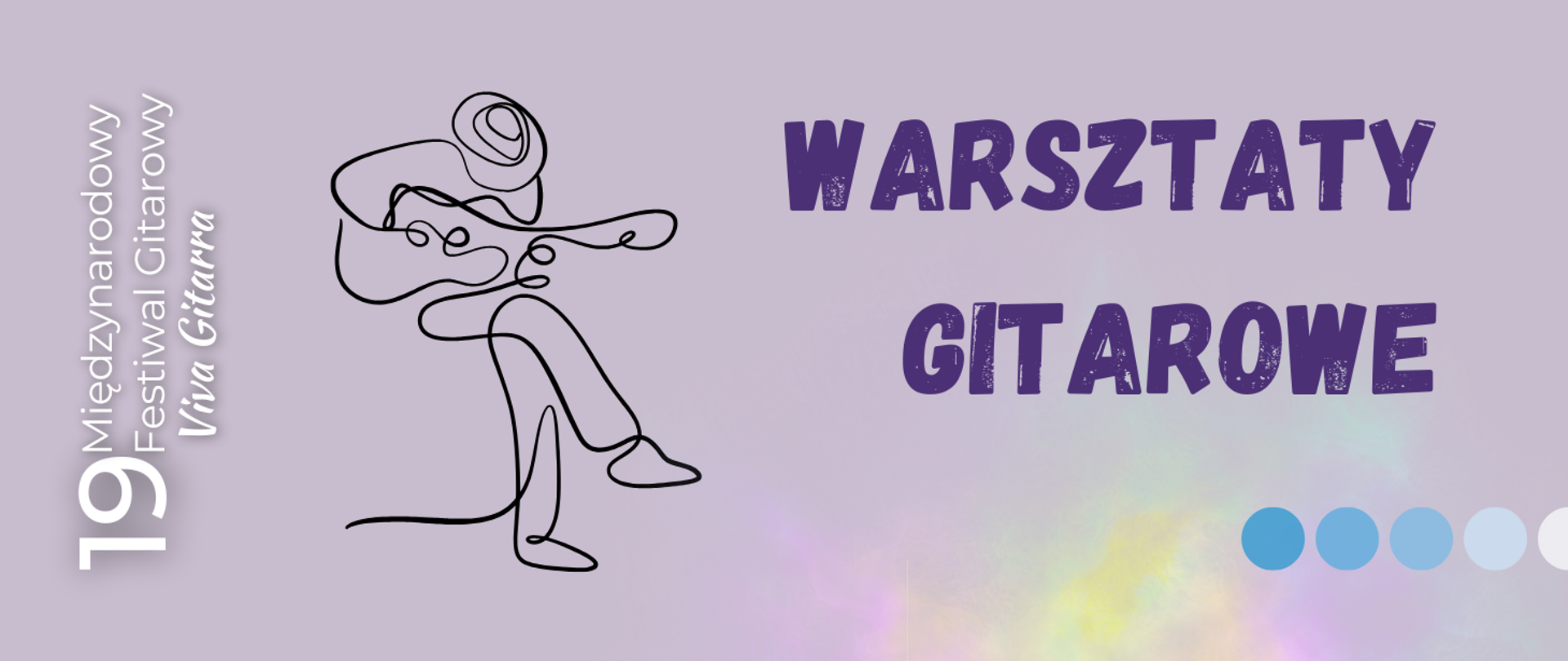 Na jasnofioletowym tle, po lewej stronie, znajduje się pionowy napis z nazwą 19 międzynarodowego festiwalu gitarowego "Viva Gitarra". Obok napisu jest prosty kontur postaci siedzącej i grającej na gitarze, narysowany jednym, ciągłym ruchem linii. Po prawej stronie widnieje duży napis "WARSZTATY GITAROWE". Na dole grafiki widoczne są kółka w odcieniach niebieskiego oraz delikatne, pastelowe chmury kolorów