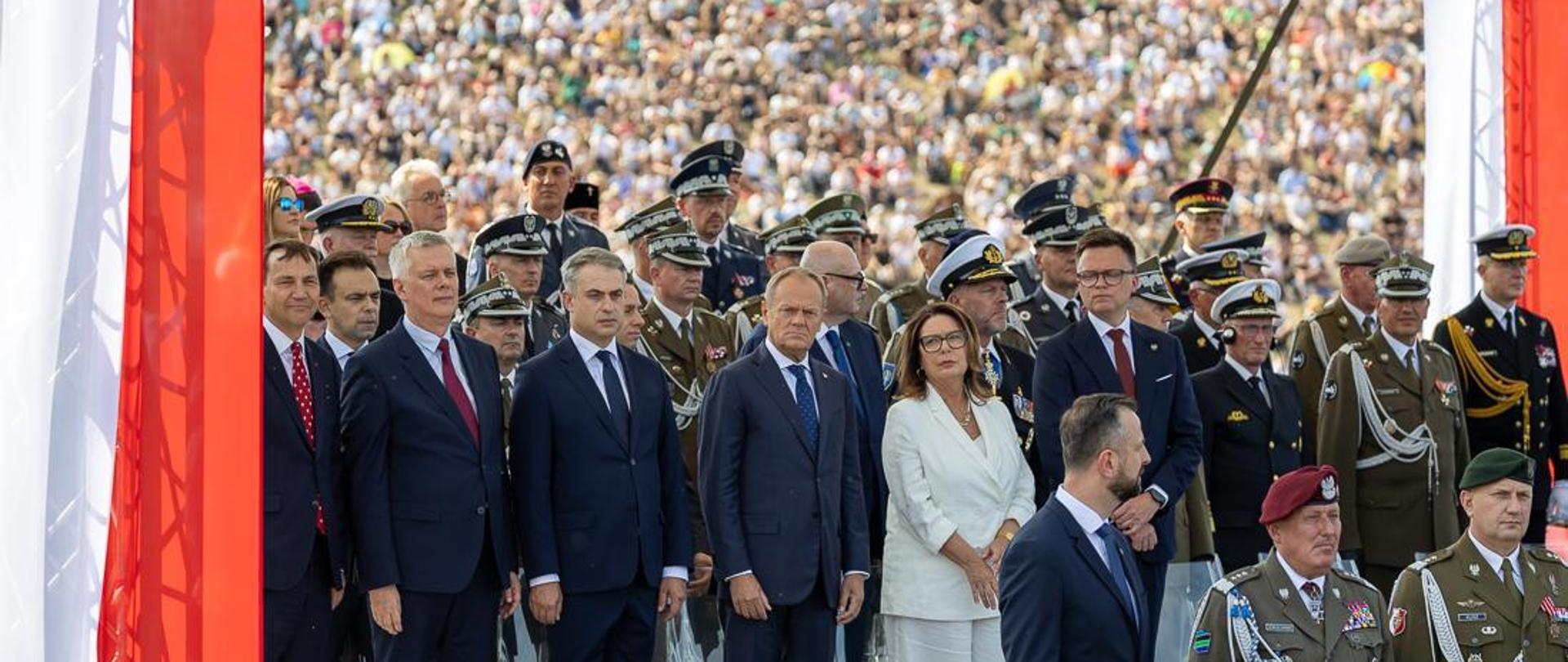 Trybuna honorowa z przedstawicielami najwyższych władz państwowych. Wśród nich jest minister Tomasz Siemoniak