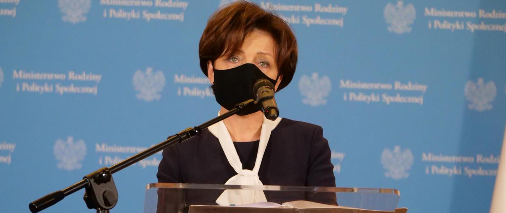 Przy mikrofonie minister Marlena Maląg w maseczce