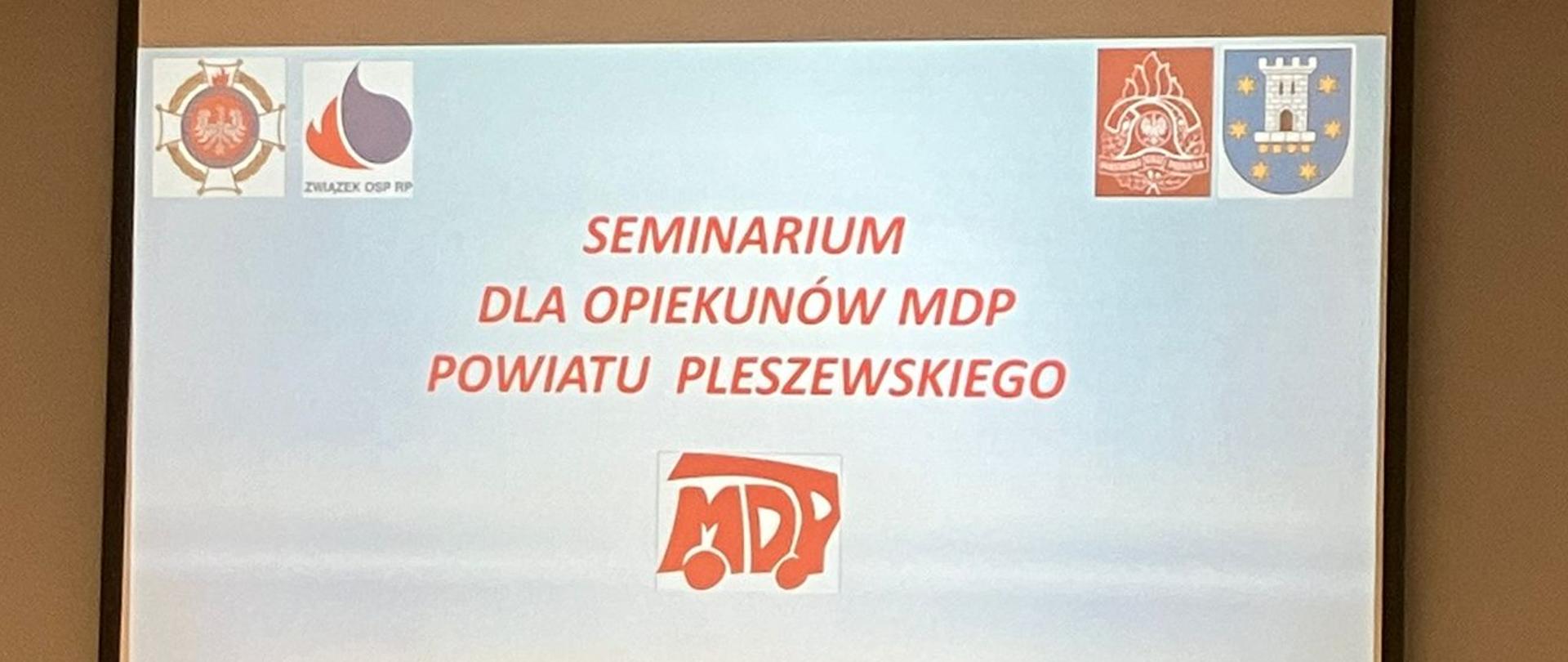 Widok ekranu na którym wyświetlony jest napis Seminarium dla Opiekunów Młodzieżowych Drużyn Pożarniczych powiatu pleszewskiego.