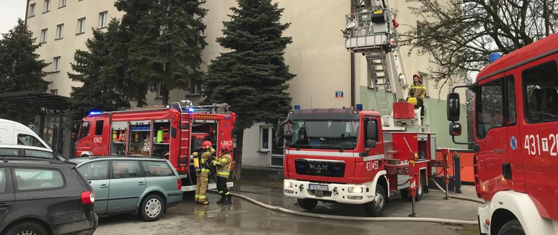 Trzy wozy strażackie stoją pod 4 piętrowym hotelem. Po środku stoi podnośnik którym strażacy próbowali ewakuować 80 letniego mężczyznę.