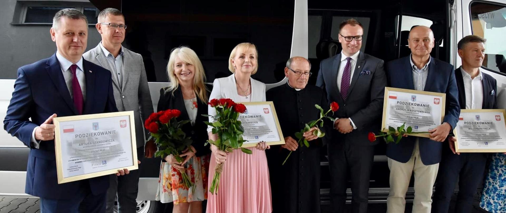 Uroczyste przekazanie specjalnego autobusu w gminie Jedlińsk