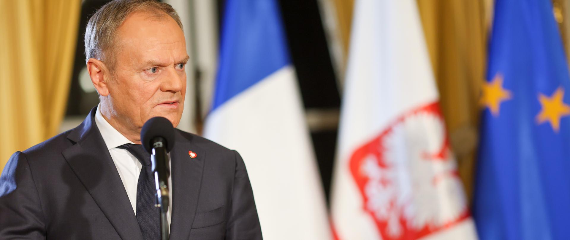 Premier Donald Tusk podczas konferencji prasowej po nieformalnym spotkaniu w Paryżu