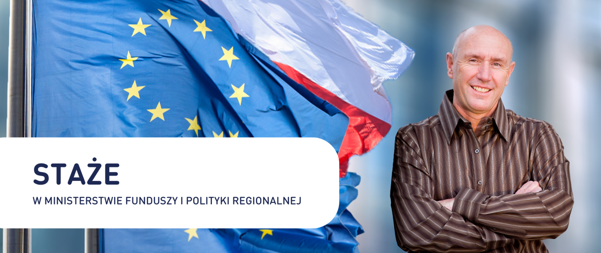 Na grafice znajduje się uśmiechnięty mężczyzna w koszuli w paski, z założonymi rękami, stojący na tle flag Unii Europejskiej i Polski. Na pierwszym planie, w dolnej części grafiki, widnieje napis: „STAŻE W MINISTERSTWIE FUNDUSZY I POLITYKI REGIONALNEJ”.