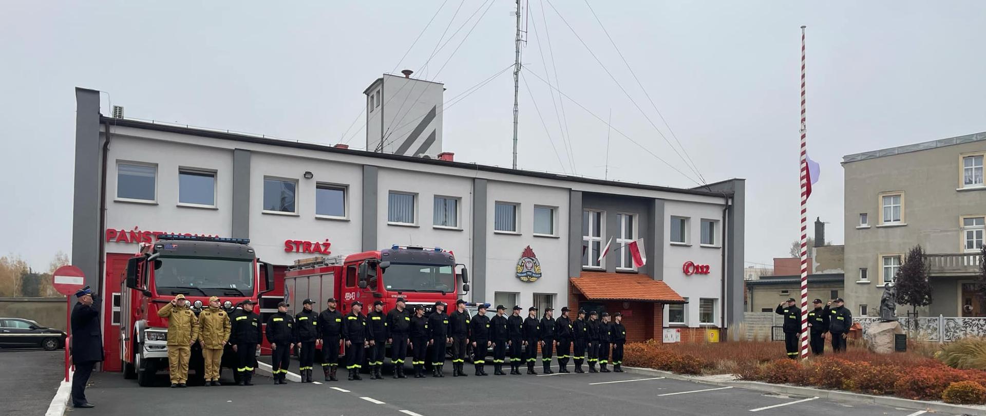 Z okazji narodowego swięta niepodległości strażacy na placu przed budynkiem dokonali uroczystego podniesienia flagi Państwowej i odśpiewali hymn Polski. Przed komendę wystawiono pojazdy pożarnicze a zmiana służbowa ustawiona w szyku odśpiewała hymn. Poczet flagowy podczas śpiewu wzniósł flagę na maszt.