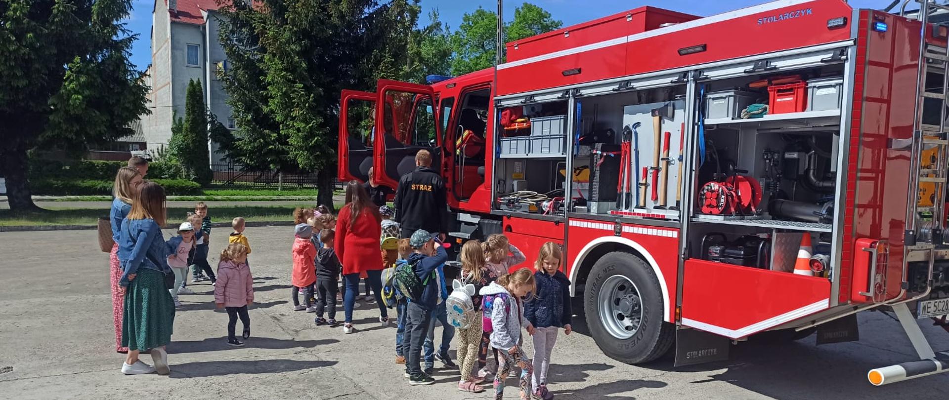 Wizyta dzieci w Komendzie Powiatowej PSP w Gostyninie. 