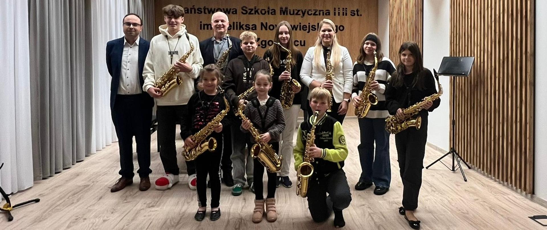 Zdjęcie grupowe saksofonistów z instrumentami.