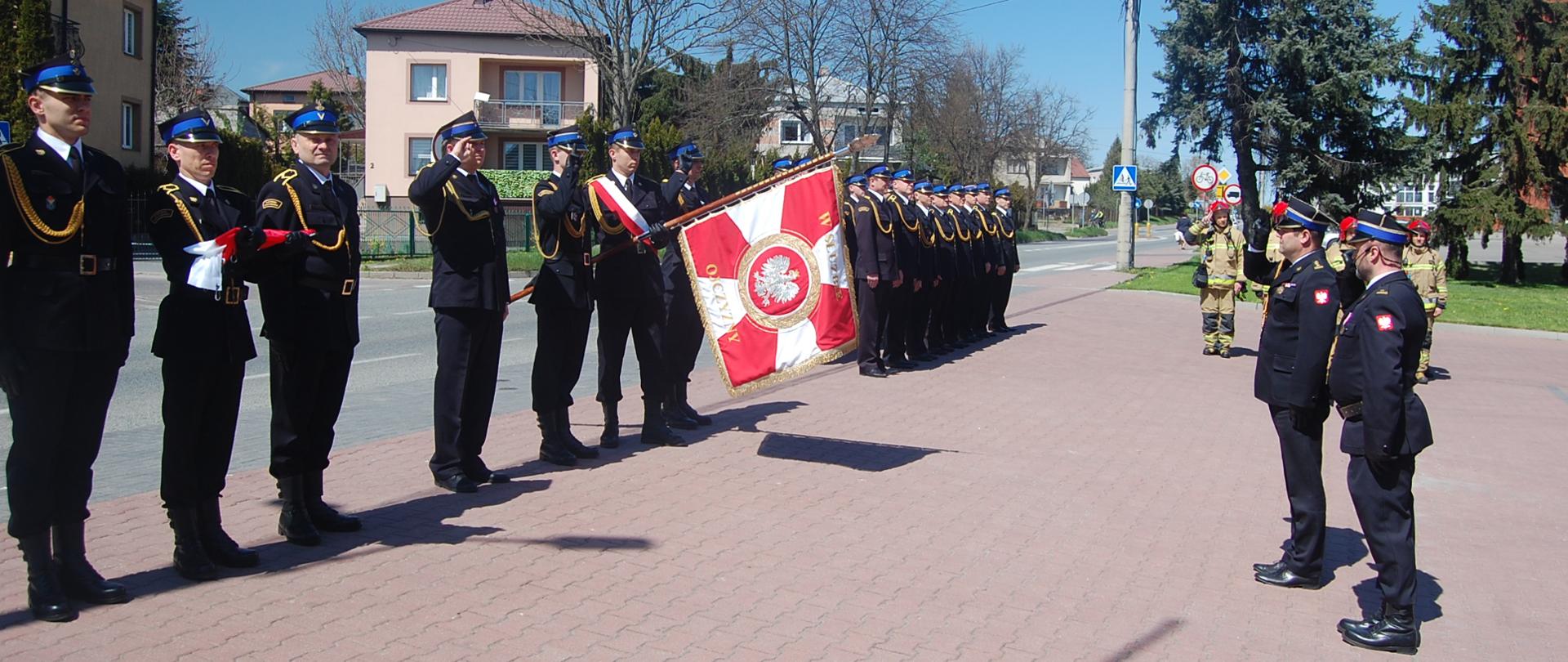 Strażacy biorący udział w obchodach Dnia Strażaka oddają honor Zastępcy MKW PSP