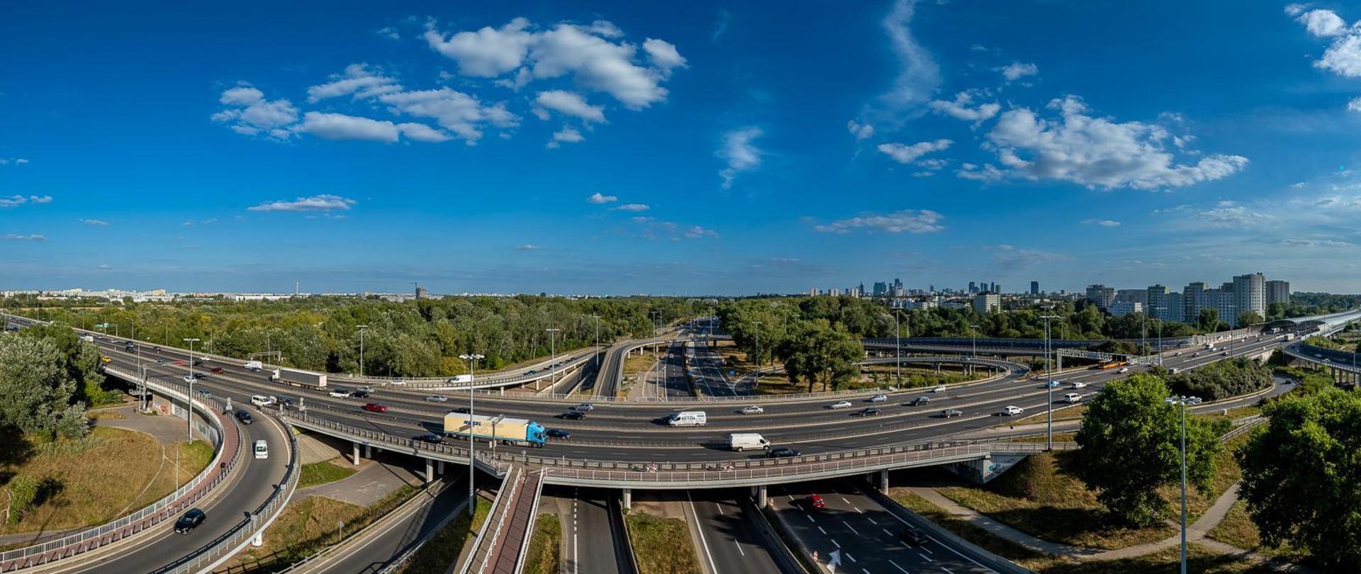 S8 w obrębie mostu Grota-Roweckiego na Wiśle w Warszawie, węzeł zespolony Modlińska, skrzyżowanie Al. Armii Krajowej i Wybrzeże Gdyńskie.