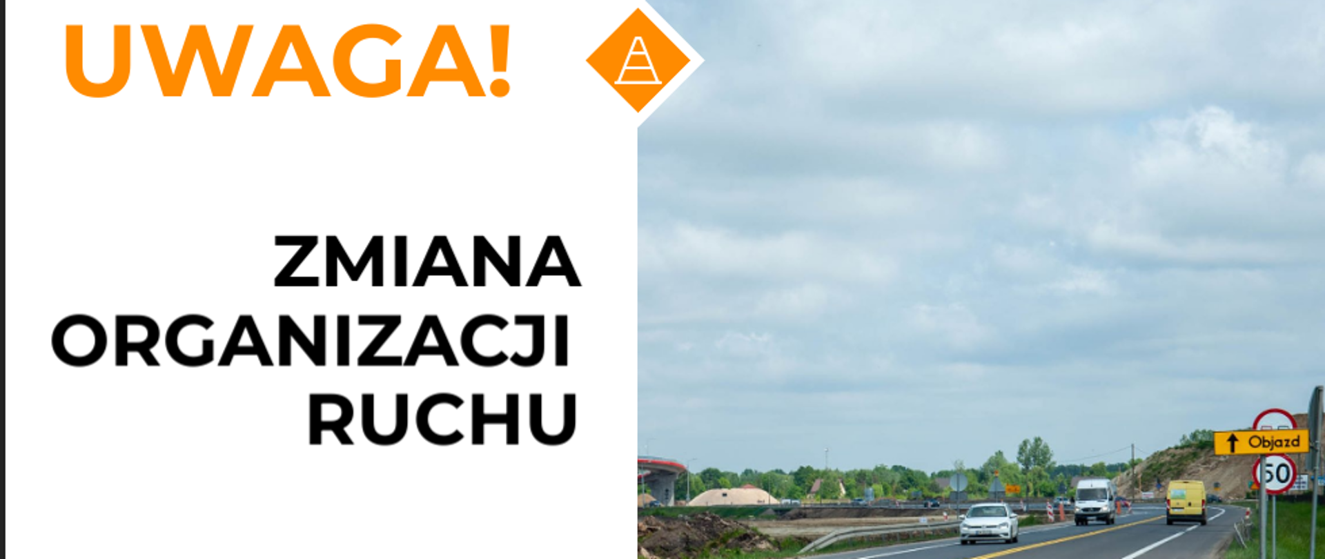 Na obrazie znajduje się znak drogowy wskazujący na zmianę organizacji ruchu. Lewa strona obrazu zawiera duży znak ostrzegawczy z tekstem 'UWAGA!' w odcieniu pomarańczowym, a następnie 'ZMIANA ORGANIZACJI RUCHU' w czerni. Poniżej tego tekstu znajduje się ikona telefonu z numerem '19 111' obok niej. Logo 'GDDKiA' również jest obecne po lewej stronie. Prawa strona obrazu pokazuje drogę z pojazdami, znak ograniczenia prędkości 50 oraz znak objazdu. Tło zawiera niektóre prace budowlane oraz pochmurne niebo.