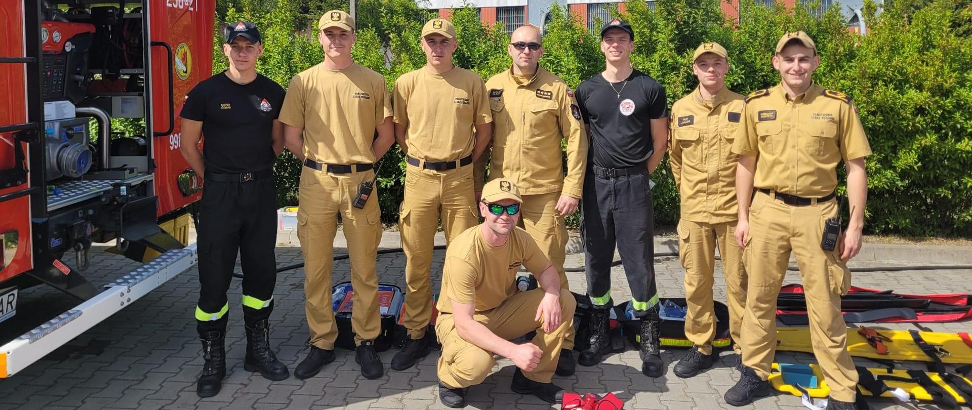 Pamiątkowe zdjęcie ośmiu strażaków Centralnej Szkoły PSP uczestników akcji Motoserce 2024