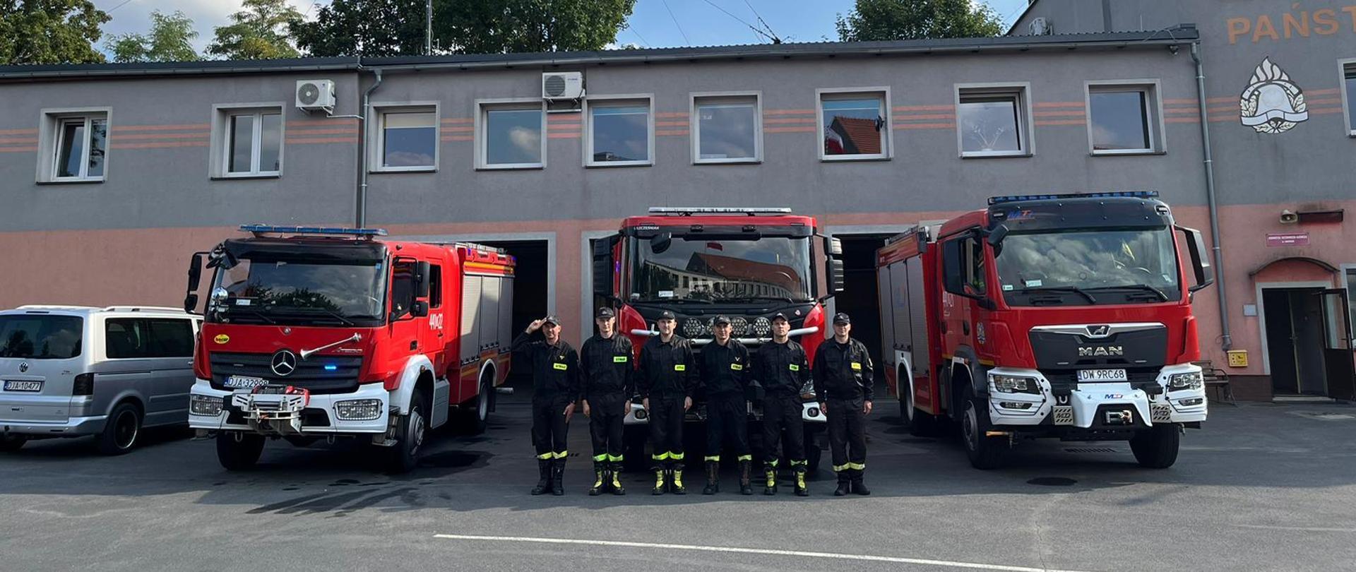 Strażacy podczas uczczenia 80. rocznicy wybuchu Powstania Warszawskiego