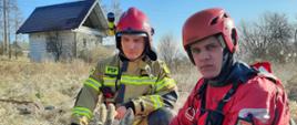 Na zdjęciu widać dwóch strażaków oraz sarnę ewakuowaną z akwenu wodnego. Sarna jest zabezpieczona folią termiczną