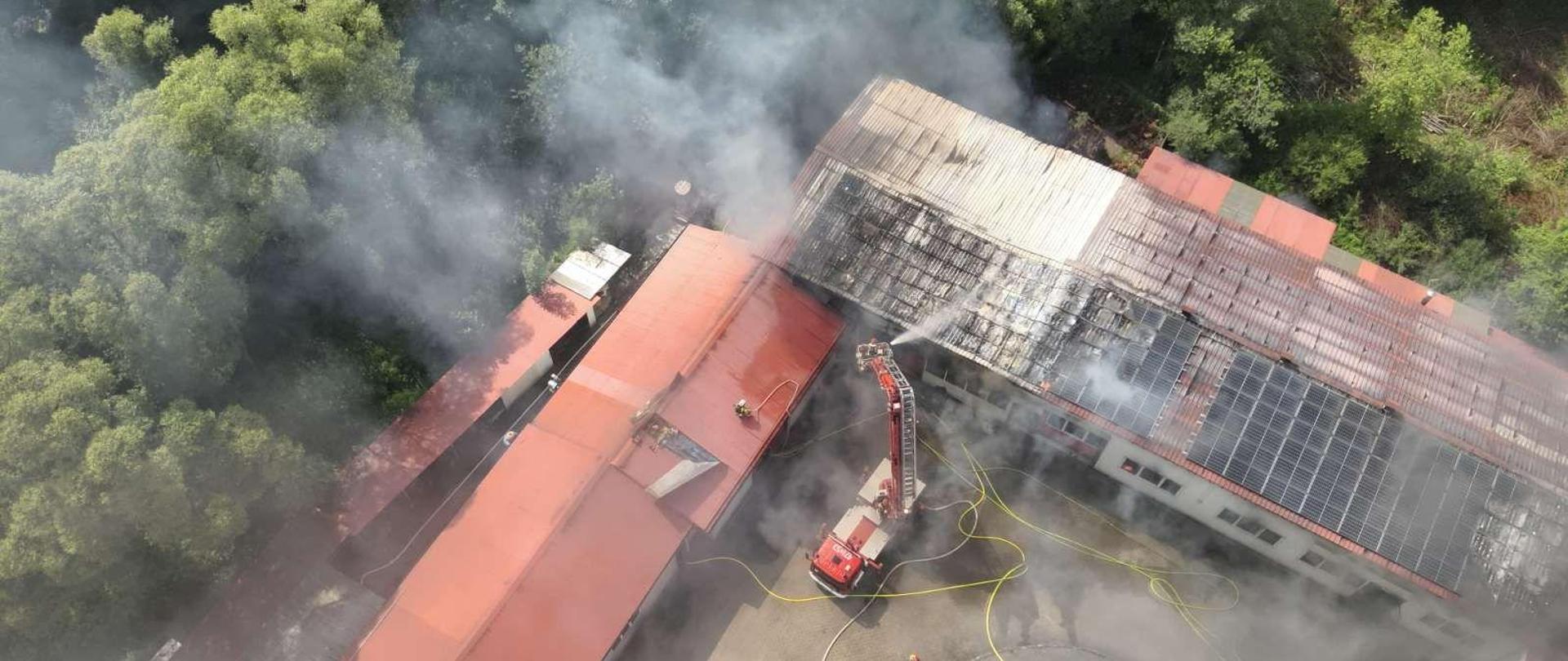 Pożar w budynku produkcyjnym w Pcimiu