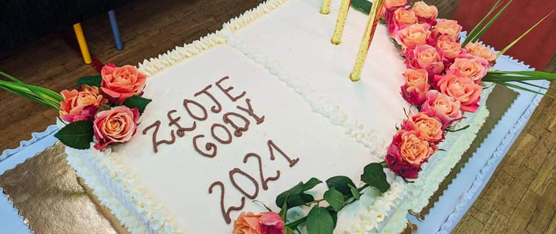 Zdjęcie przedstawia tort z napisem "Złote Gody 2021" 