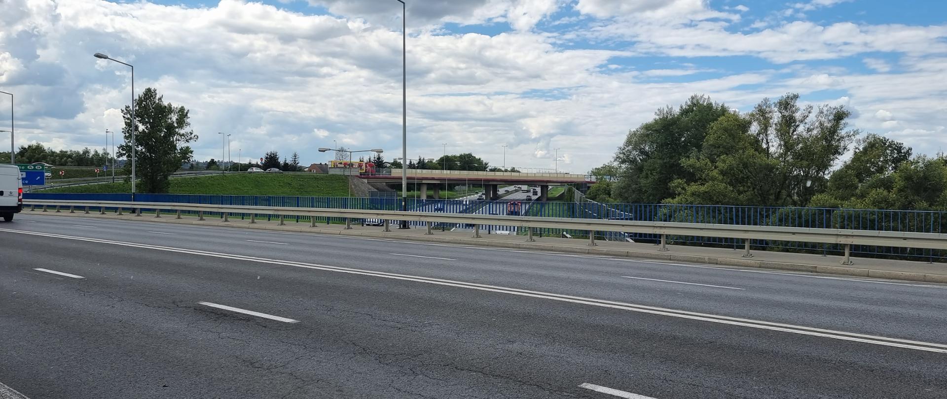widok z wiaduktu na autostradę A4 Kraków