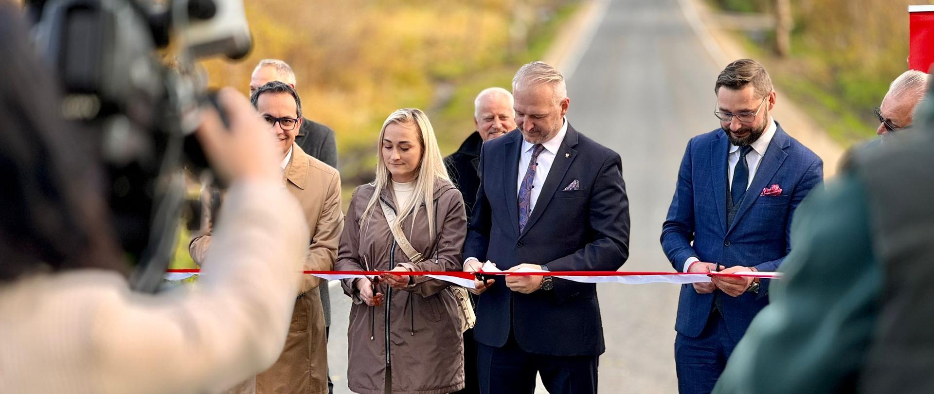 Wojewoda Radosław Król na zakończeniu inwestycji drogowych w powiecie bartoszyckim. 