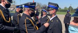 Na zdjęciu Kujawsko-Pomorski Komendant wojewódzki PSP wraz z zastępcami wręcza medale wyróżnionym funkcjonariuszom.