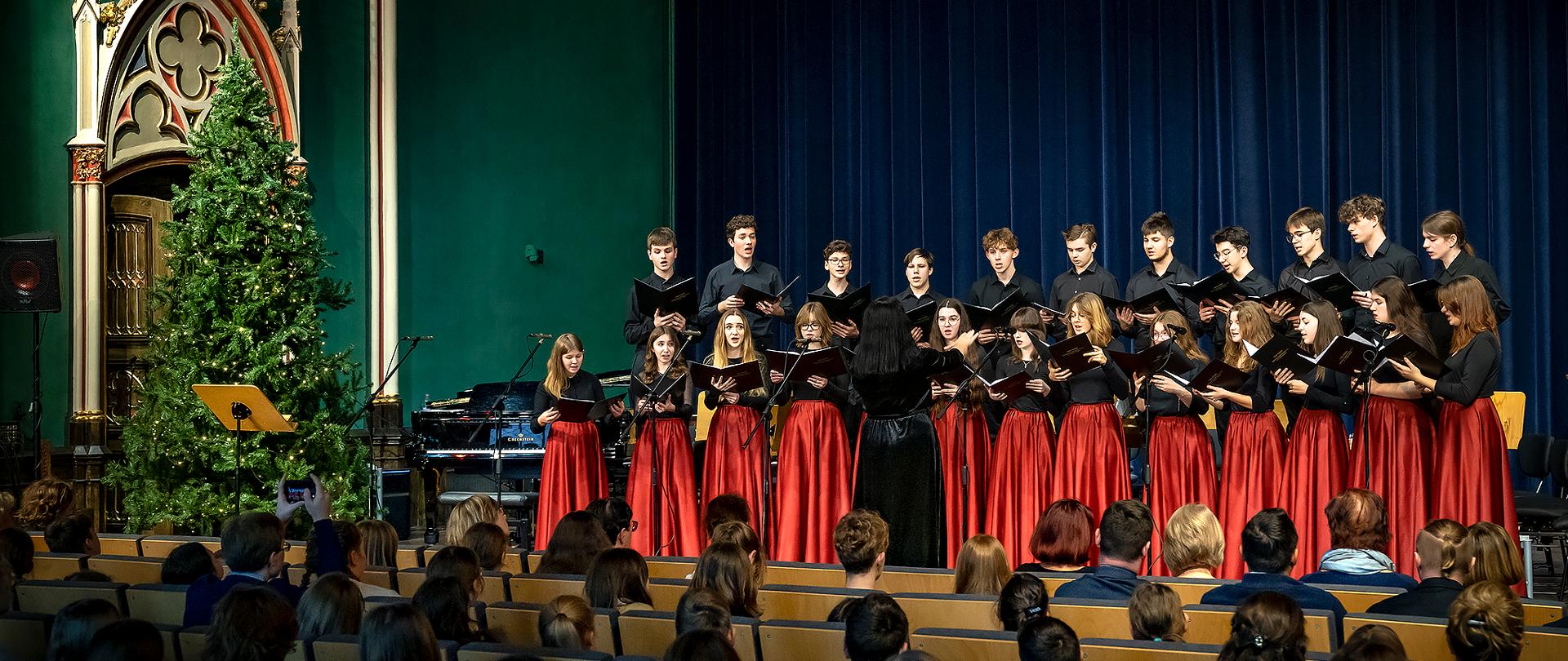 Koncert świąteczny w wykonaniu nauczycieli i uczniów szkoły muzycznej w Bytomiu.