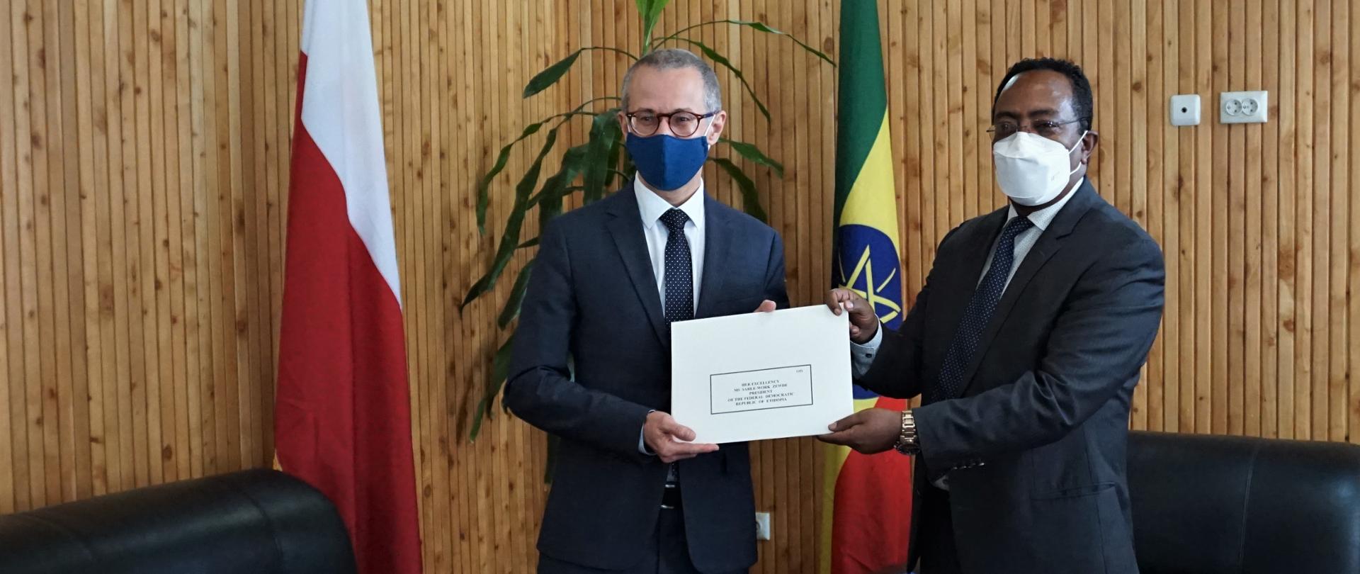 Przemysław Bobak, ambasador RP w Addis Abebie oraz Redwan Hussien, wiceminister spraw zagranicznych Etiopii - złożenie kopii listów uwierzytelniających