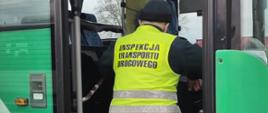 Inspektorzy z WITD w Poznaniu z oddziału w Koninie przeprowadzili kontrolę autobusów dowożących dzieci do szkoły w Skulsku