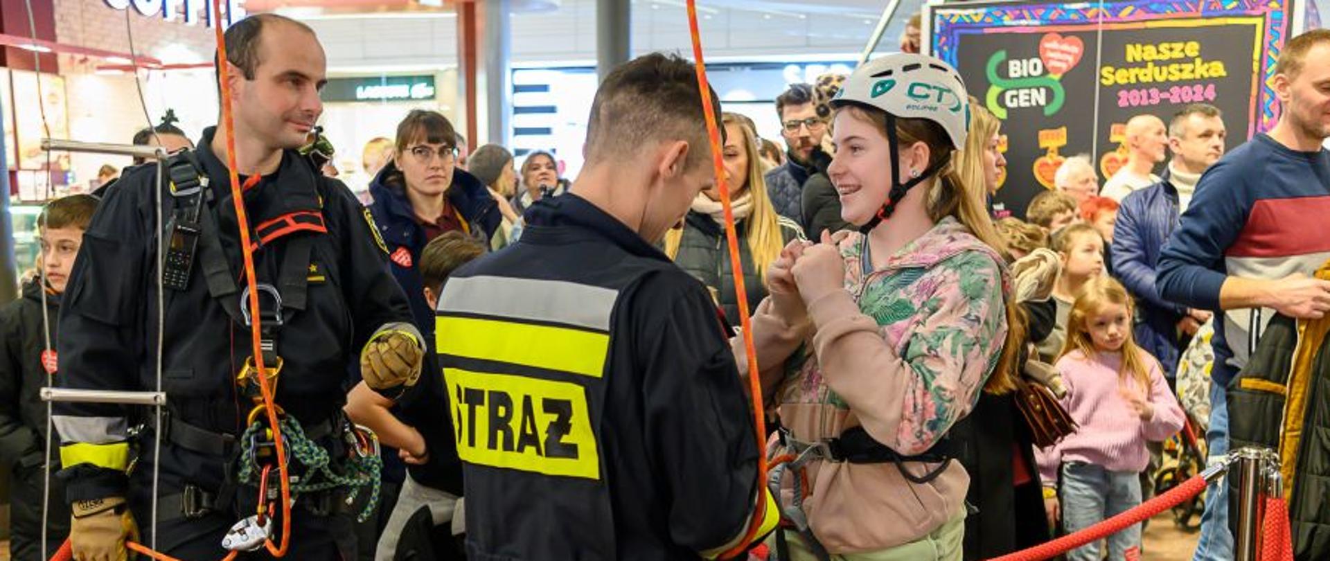 Ratownicy wysokościowi podczas zakładania uprzęży wysokościowej