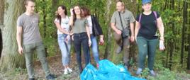 Pracownicy RDOŚ w Kielcach na sprzątaniu w okolicach rezerwatu