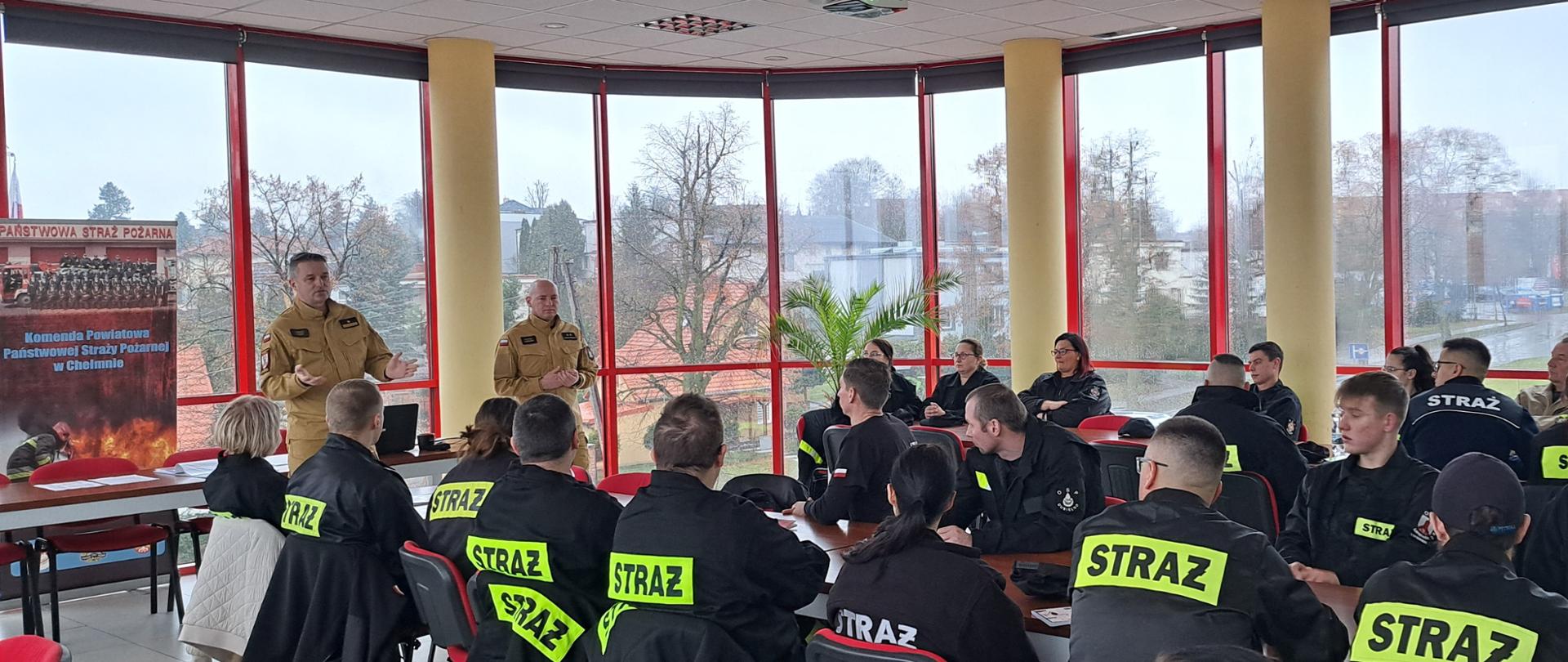Rozpoczęcie szkolenia podstawowego strażaków OSP w KP PSP w Chełmnie - zdjęcie wykonano w sali sztabowej komendy.