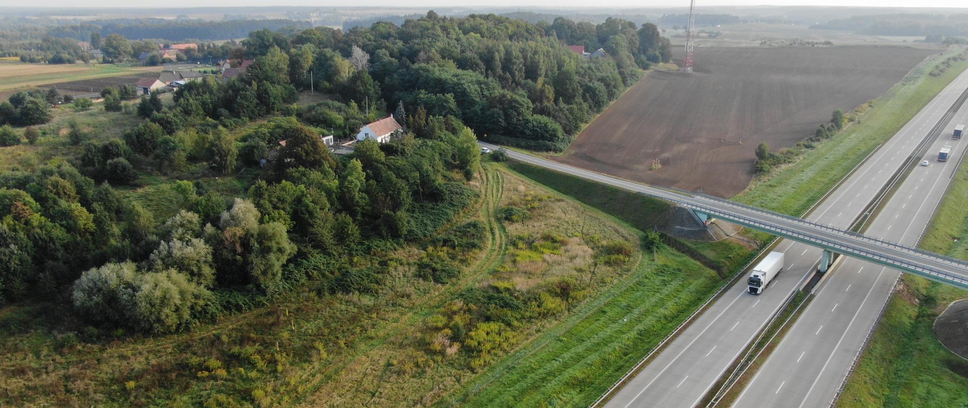 na zdjęciu widać dwie jezdnie autostrady A4, w tle pola i budynki