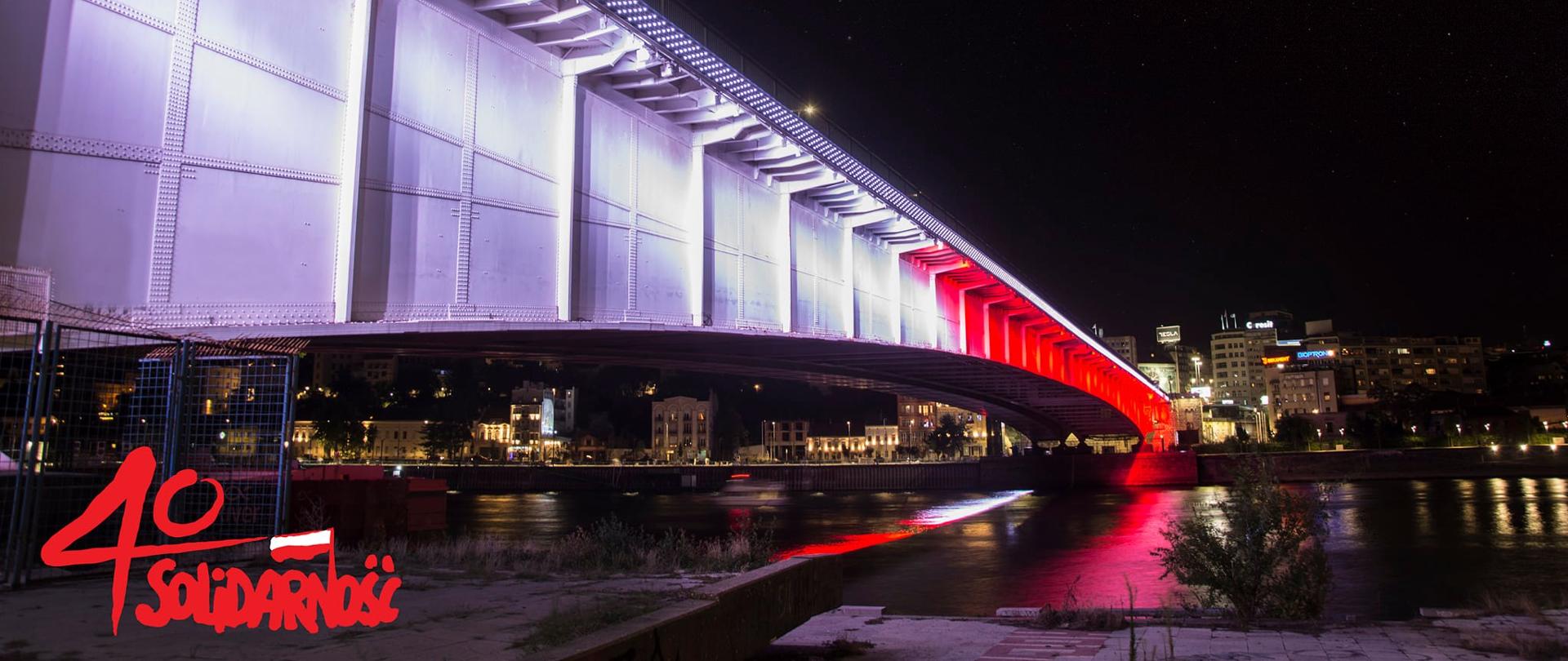 Most Brankov w Belgradzie podświetlony w biało-czerwonych barwach z okazji rocznicy powstania "Solidarności" 