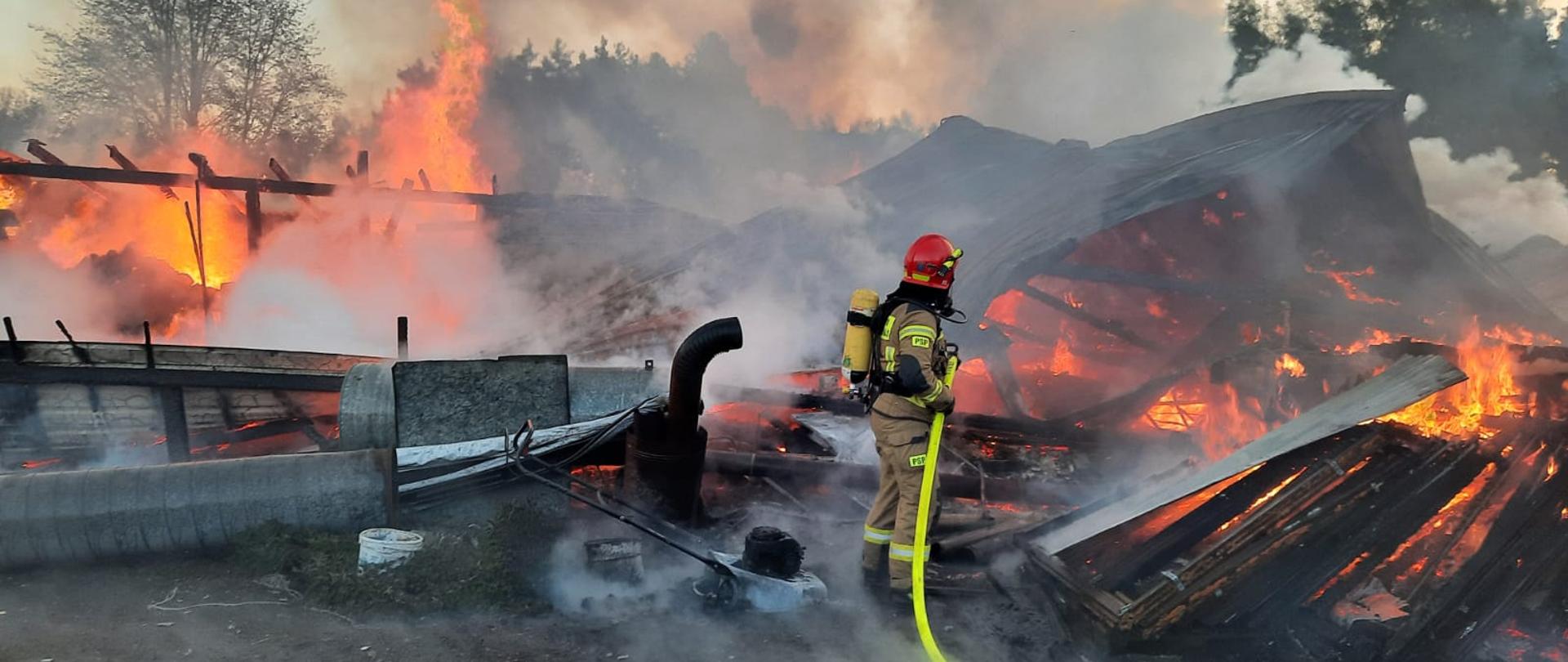 Pożar budynków gospodarczych w miejscowości Niebo (gmina Końskie)