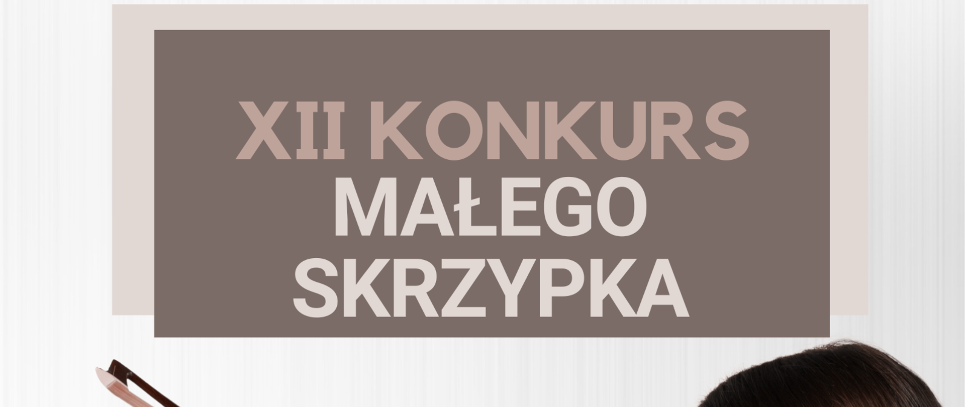 Plakat, na białym tle. Na górze strony zaproszenie na XII Konkurs Małego skrzypka. Poniżej postać dziewczynki w białej koszuli, stojącej bokiem i grającej smyczkiem na brązowych skrzypcach. Na dole data konkursu, 27 stycznia 2025 r.