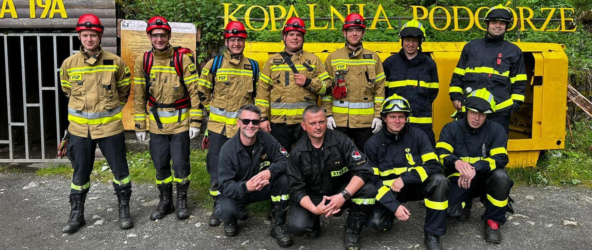 Pamiątkowe zdjęcie grupy strażaków (11 osób) uczestniczących w manewrach ratowniczych